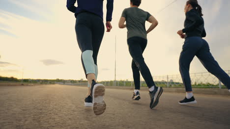 Drei-Sportliche-Personen-Joggen-Morgens.-Ein-Läuferteam-Trainiert-Im-Sommer-Im-Freien